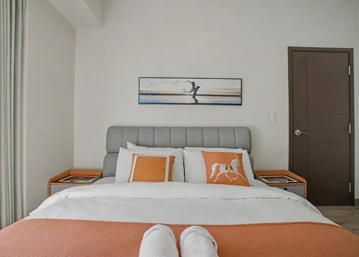 Sunset Retreat - 4 Bedroom Near Solaire 14pax