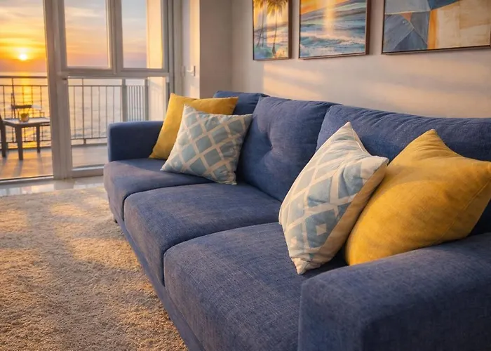 Sunset Retreat - 4 Bedroom Near Solaire 14pax