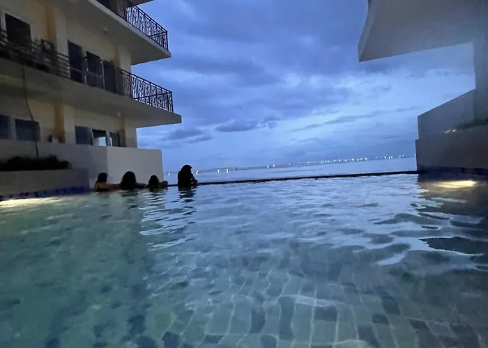 Sunset Retreat - 4 Bedroom Near Solaire 14pax *