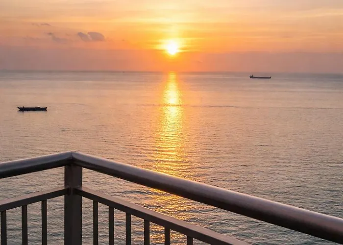 Sunset Retreat - 4 Bedroom Near Solaire 14pax *